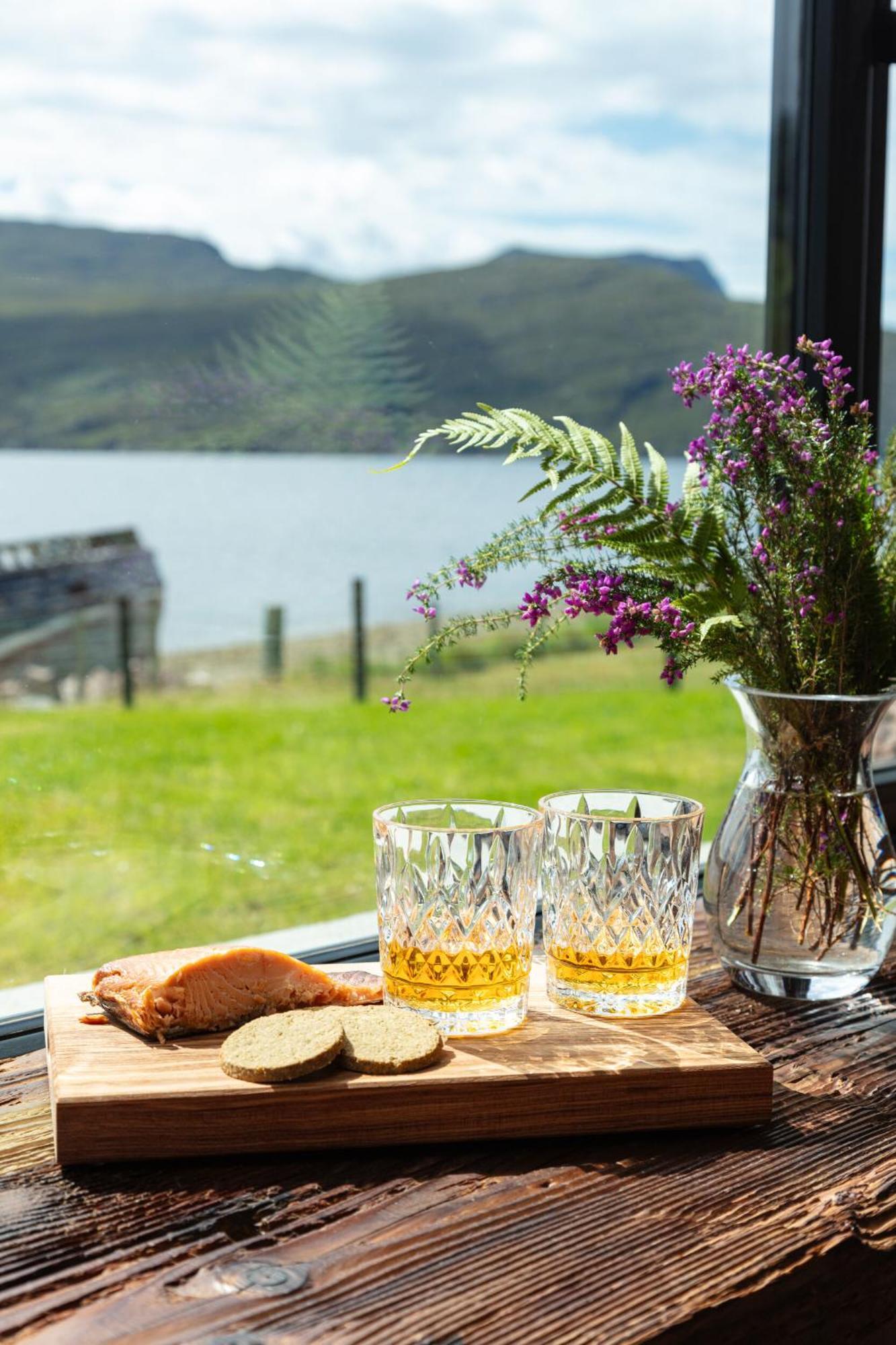 The Ruin - Wood Fired Hot Tub - Lochside - Dog Friendly Villa Ullapool Exterior photo